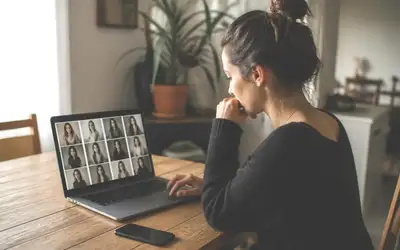 Žena u stolu vybírá fotky pro svůj profil na seznamce