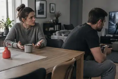 Žena se snaží mluvit s partnerem, který se od rozhovoru obrací ke konzoli