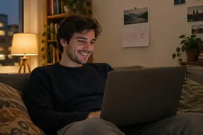 Muž na videhovolu s partnerkou z počítače, na stěně kalendář